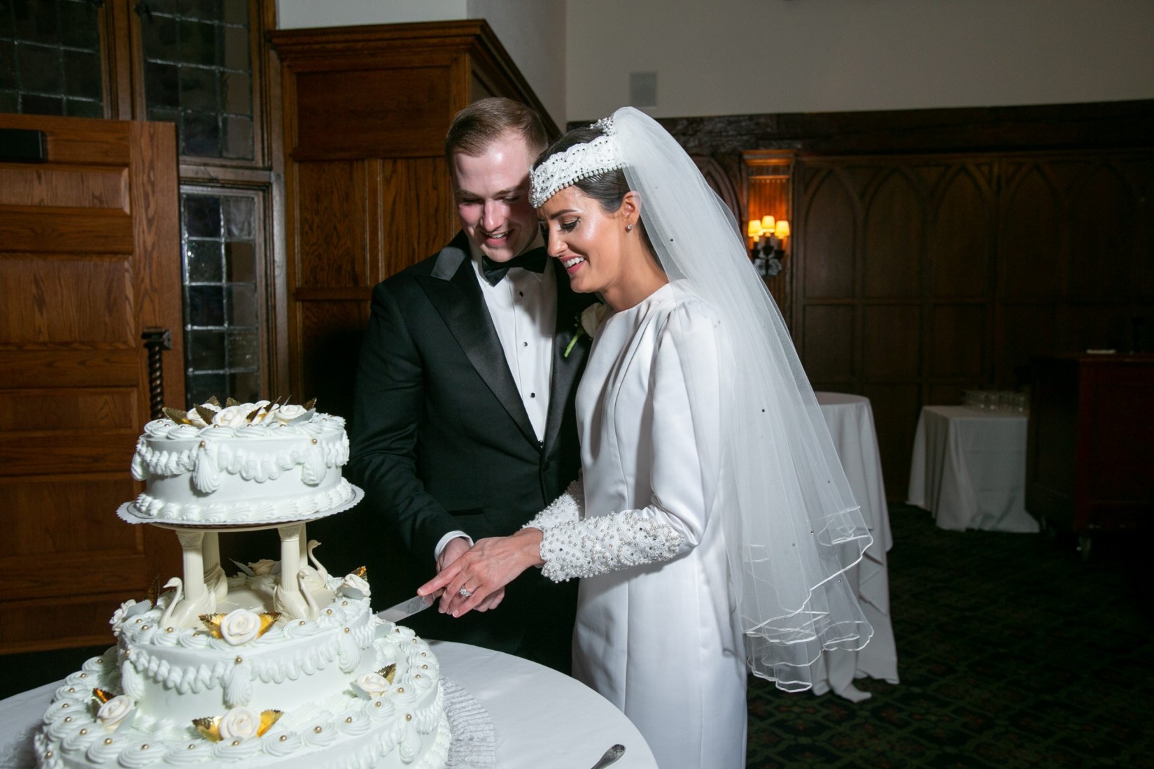 Cutting the Wedding Cake wedding photography