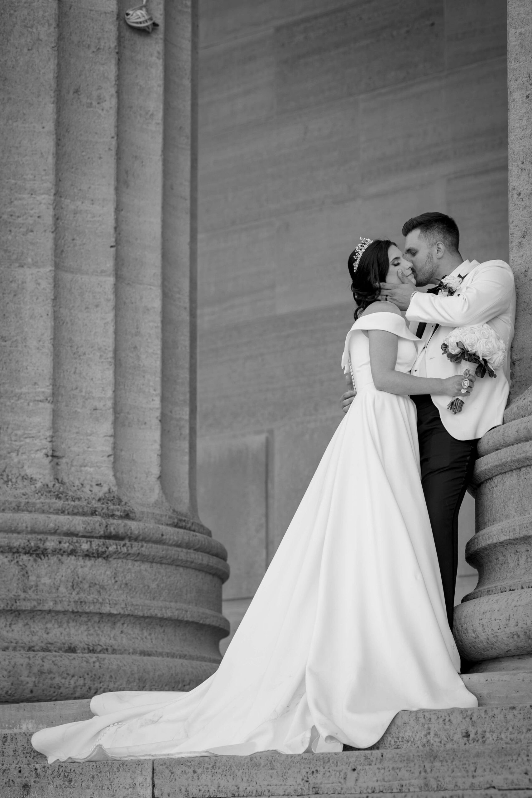 bride and groom kissing at the art museum columns in philly